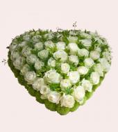 Luxe rouwarrangement hart witte rozen